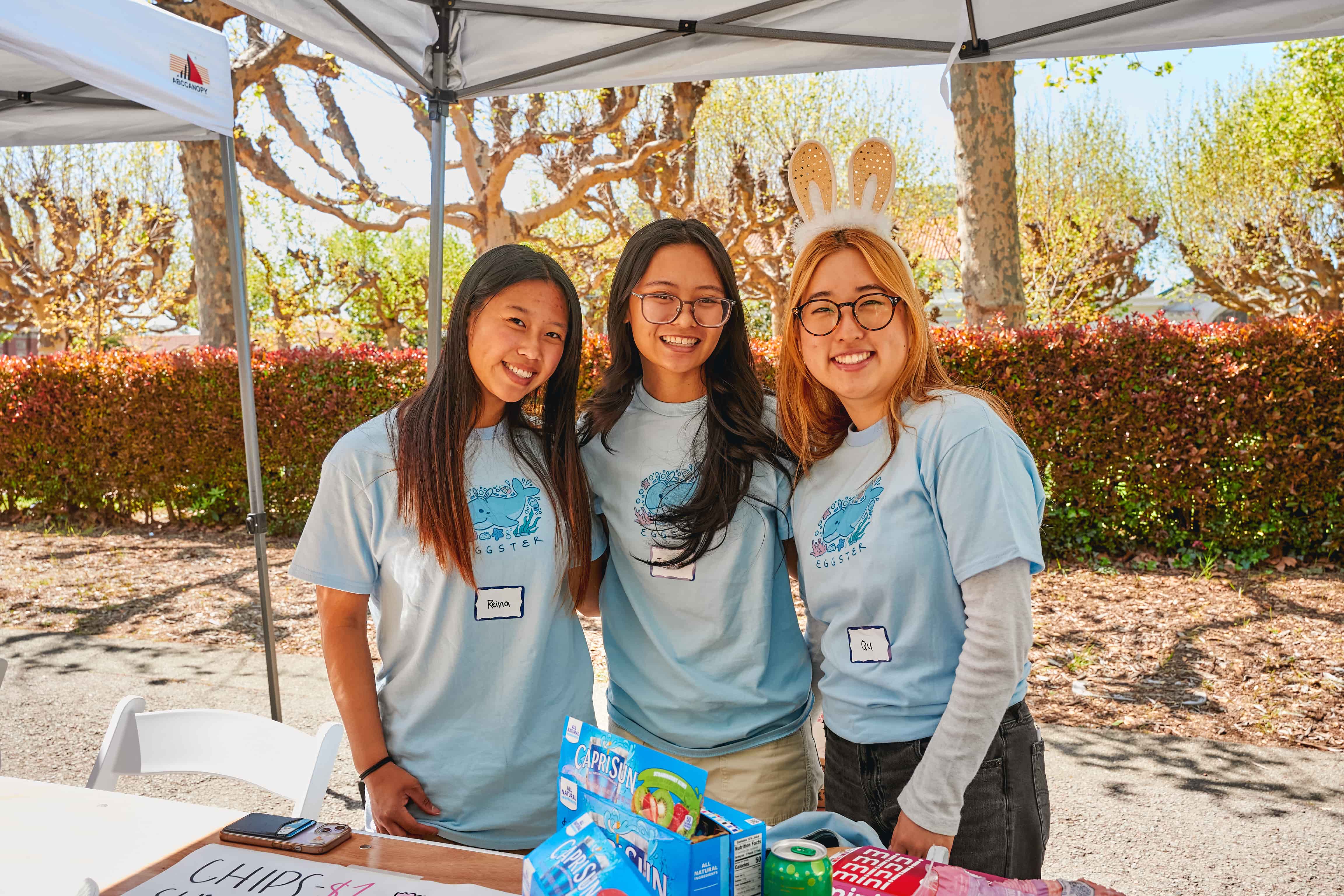 Families smiling during Eggster